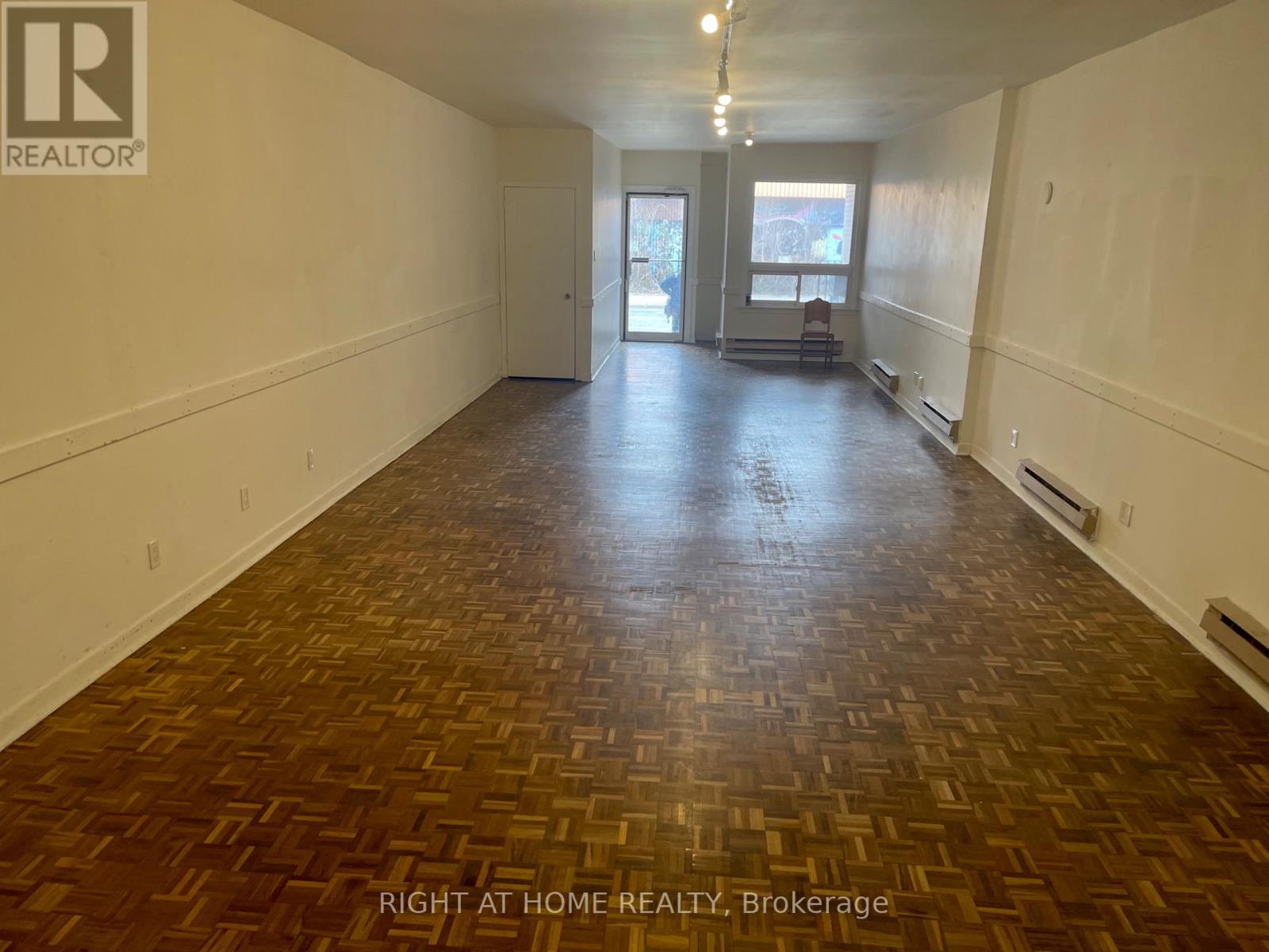 Main - 256 Lansdowne Avenue, Toronto, Ontario  M6H 3X9 - Photo 3 - C13022598