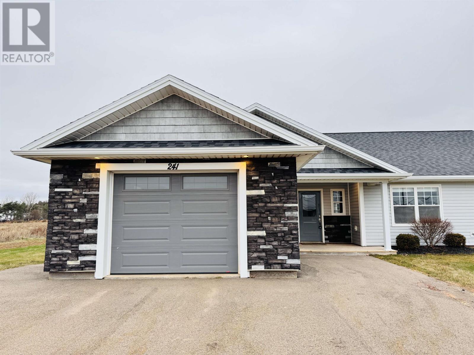 241 Darrach Avenue, Summerside, Prince Edward Island  C1N 0L1 - Photo 2 - 202528942