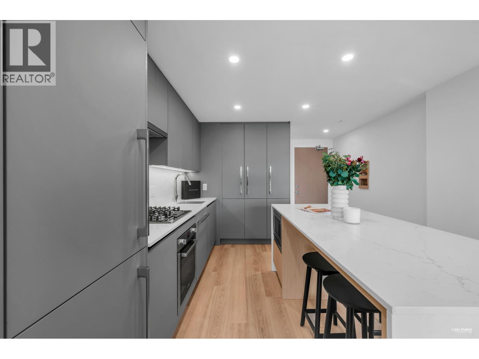 801 5593 No. 3 Road, Richmond, British Columbia  V6X 0X6 - Photo 2 - R3113670