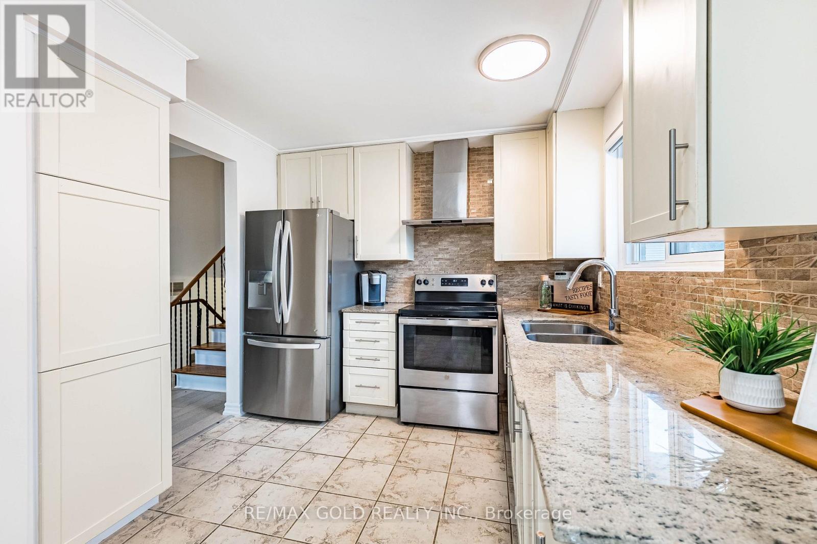 52 Garfield Crescent, Brampton, Ontario  L6V 1V8 - Photo 8 - W13013564