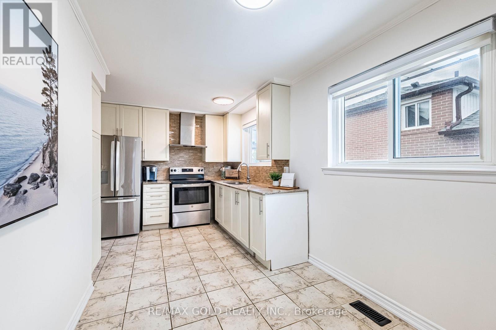 52 Garfield Crescent, Brampton, Ontario  L6V 1V8 - Photo 6 - W13013564