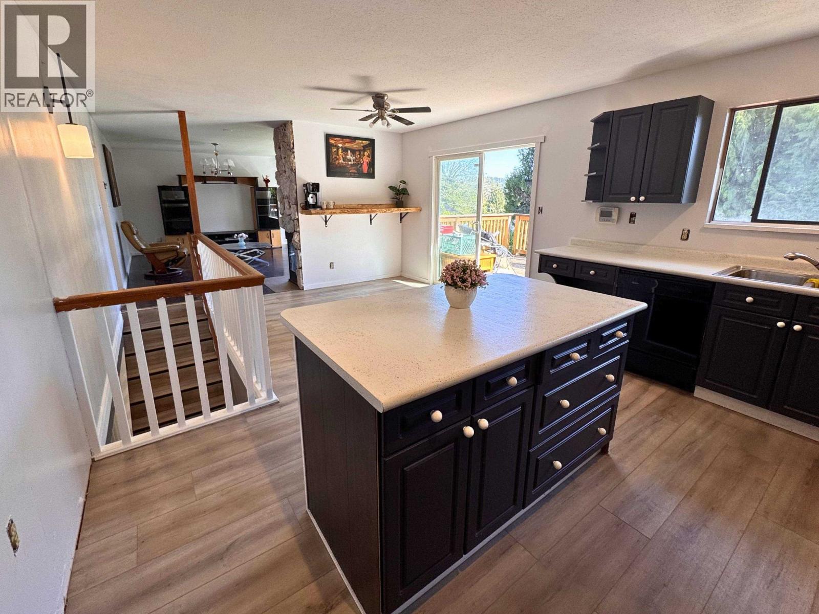 5799 Anchor Road, Sechelt, British Columbia  V0N 3A0 - Photo 10 - R3113634