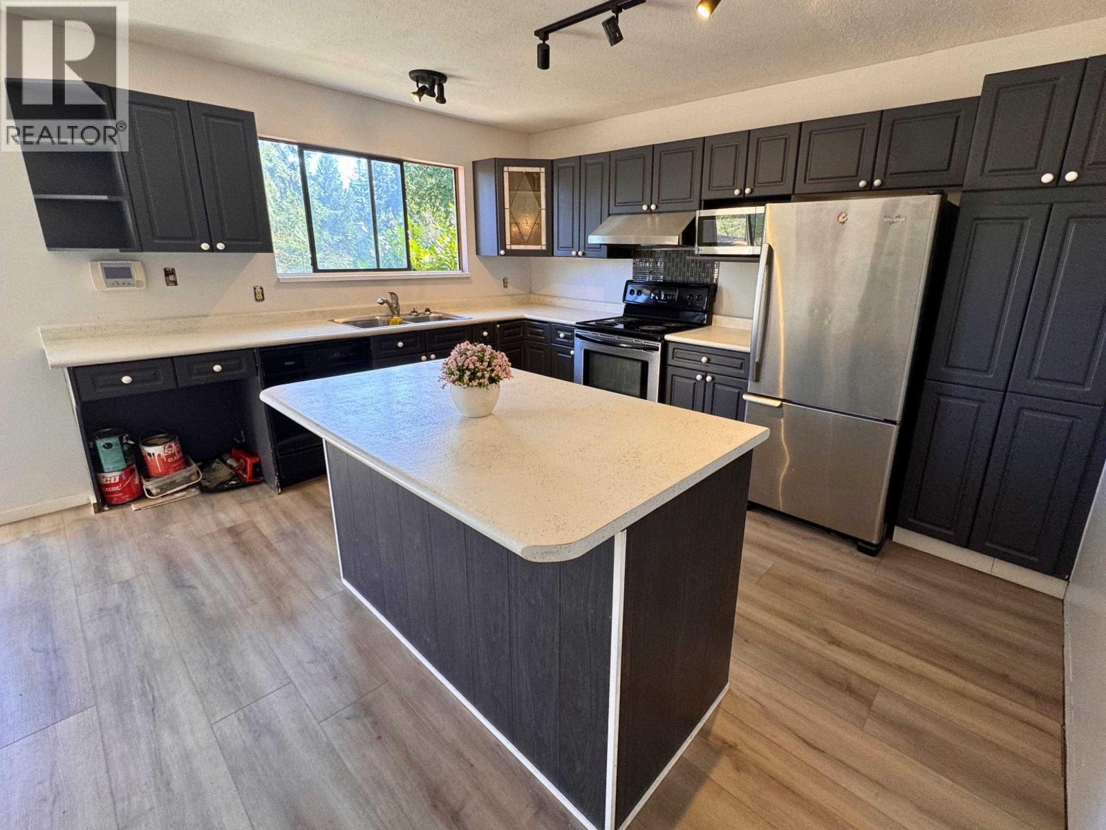 5799 Anchor Road, Sechelt, British Columbia  V0N 3A0 - Photo 9 - R3113634