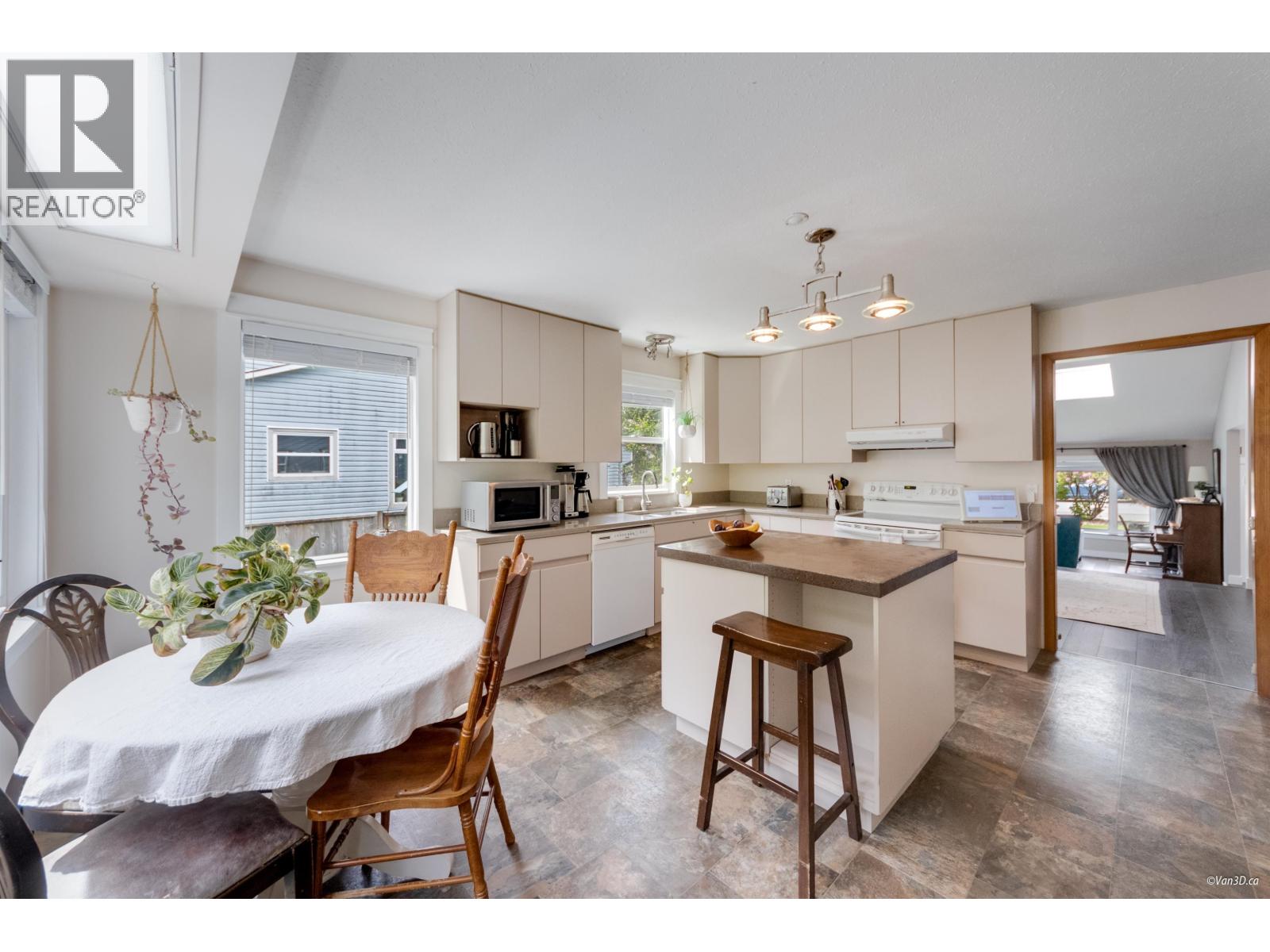 38582 Westway Avenue, Squamish, British Columbia  V8B 0L6 - Photo 11 - R3113639