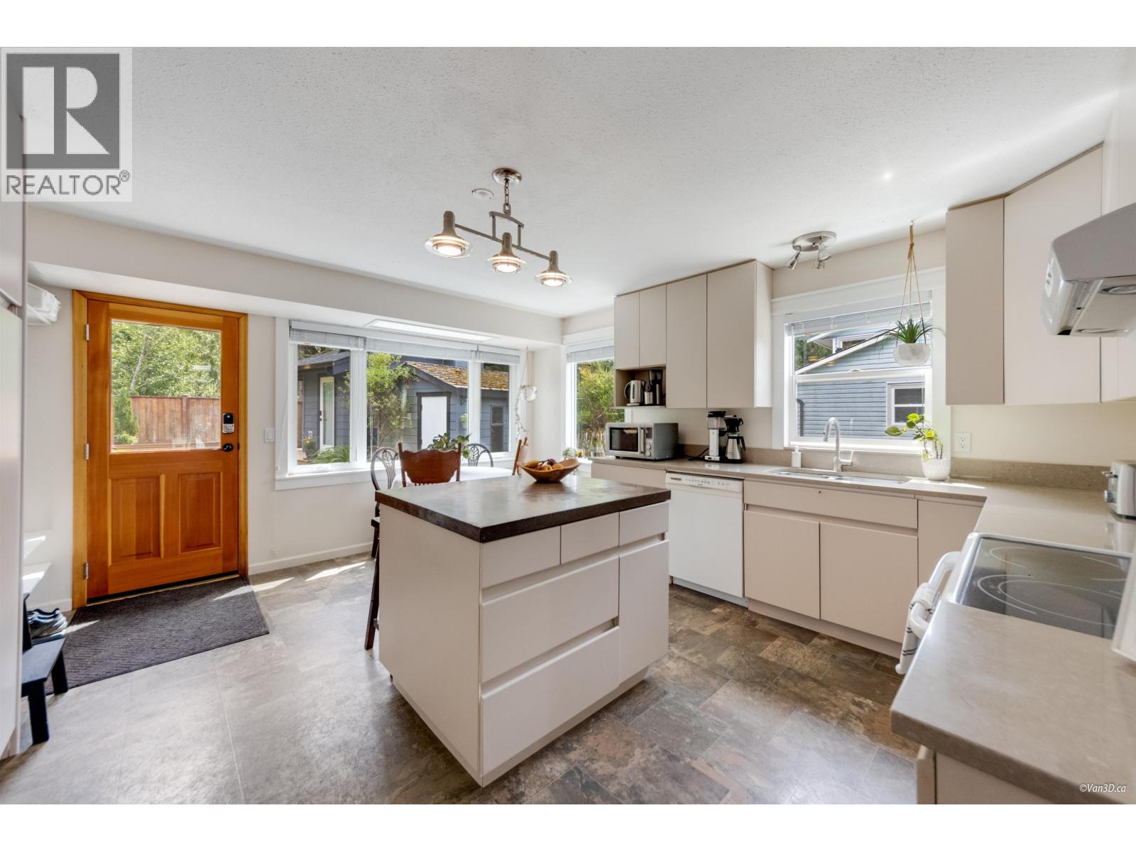 38582 Westway Avenue, Squamish, British Columbia  V8B 0L6 - Photo 12 - R3113639