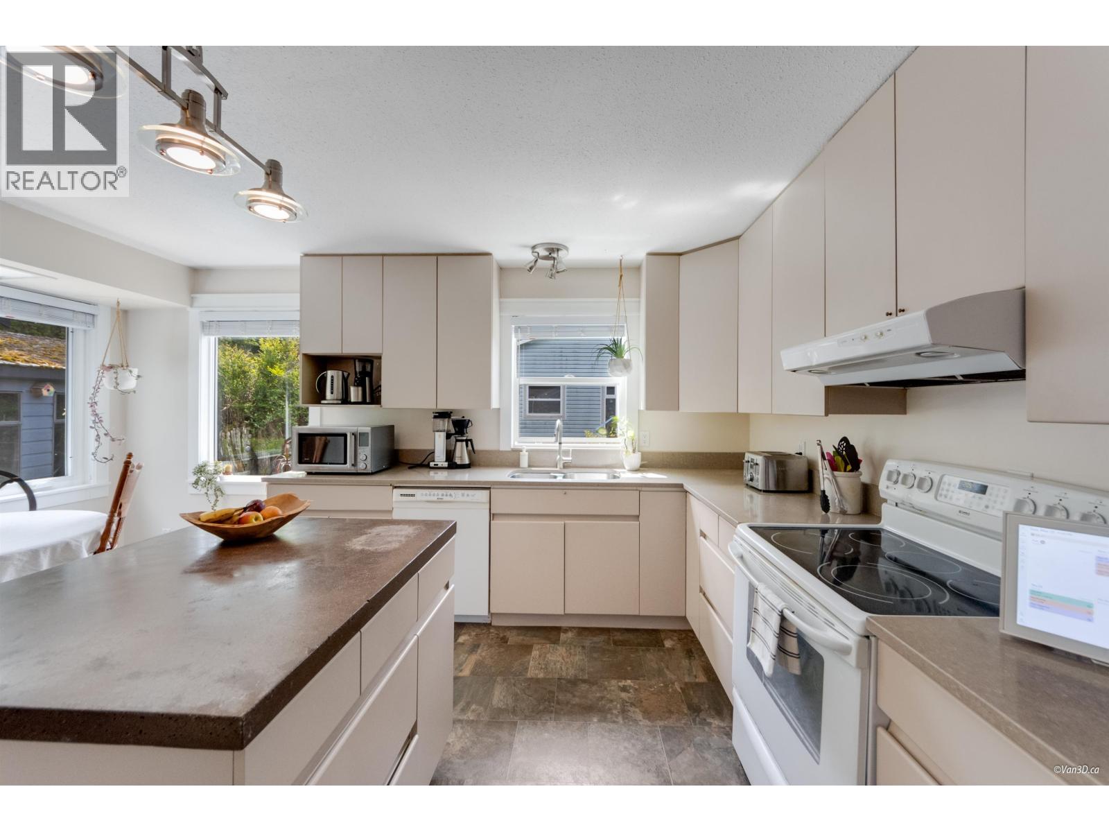 38582 Westway Avenue, Squamish, British Columbia  V8B 0L6 - Photo 14 - R3113639