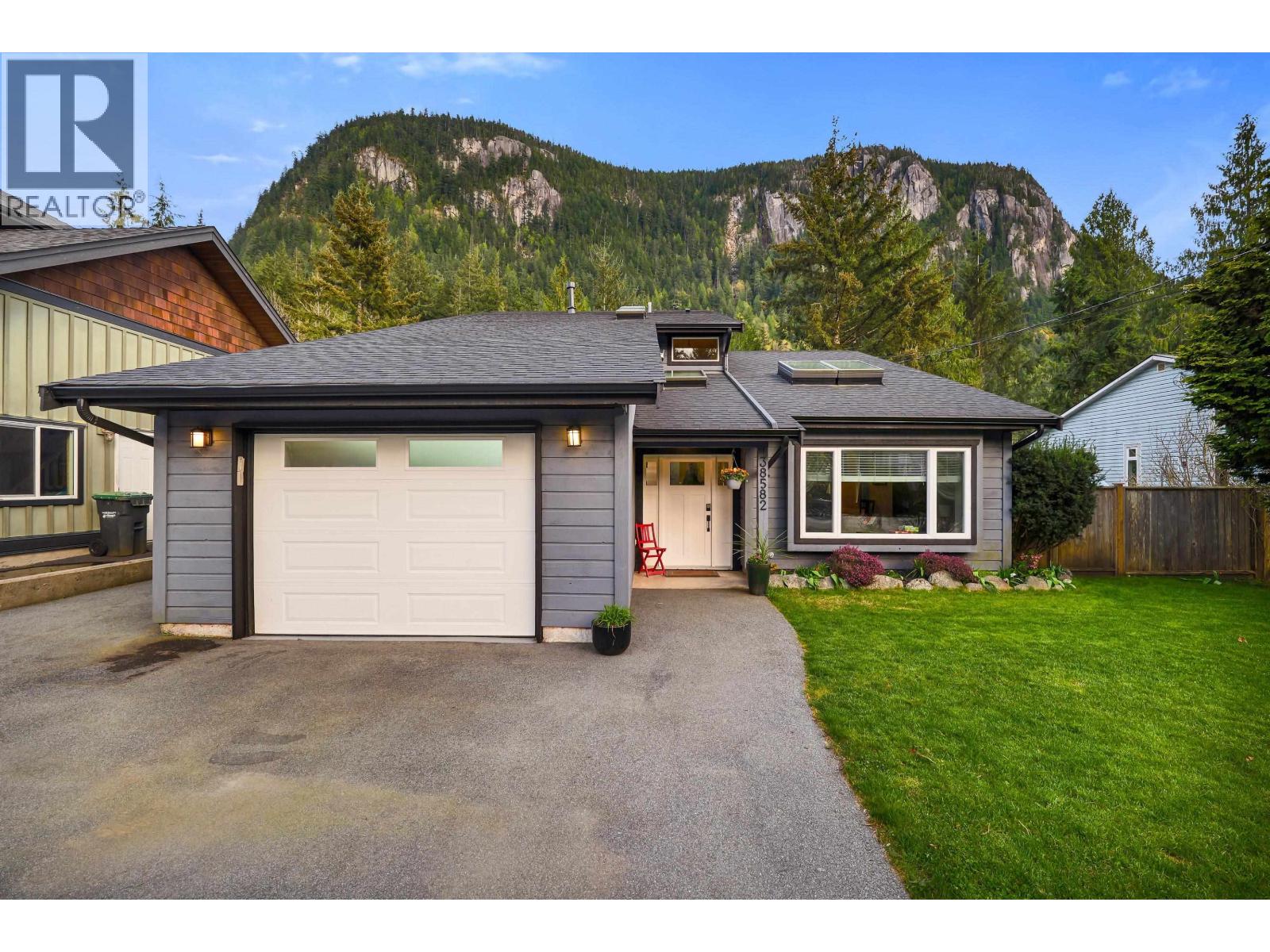 38582 Westway Avenue, Squamish, British Columbia  V8B 0L6 - Photo 40 - R3113639