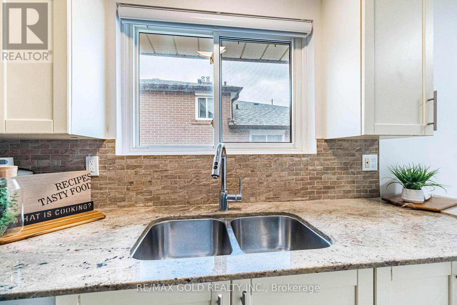 52 Garfield Crescent, Brampton, Ontario  L6V 1V8 - Photo 9 - W13013564