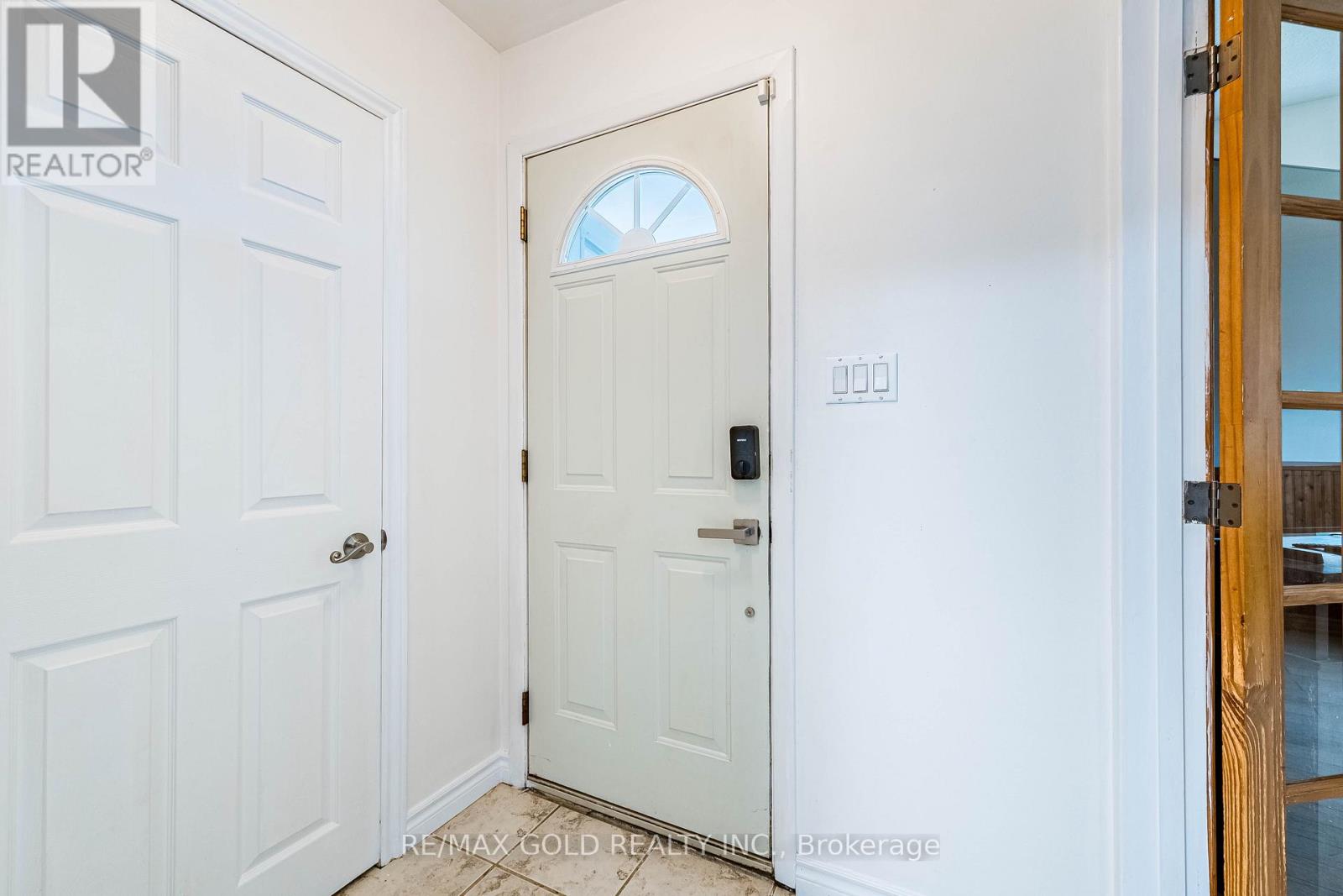 52 Garfield Crescent, Brampton, Ontario  L6V 1V8 - Photo 4 - W13013564