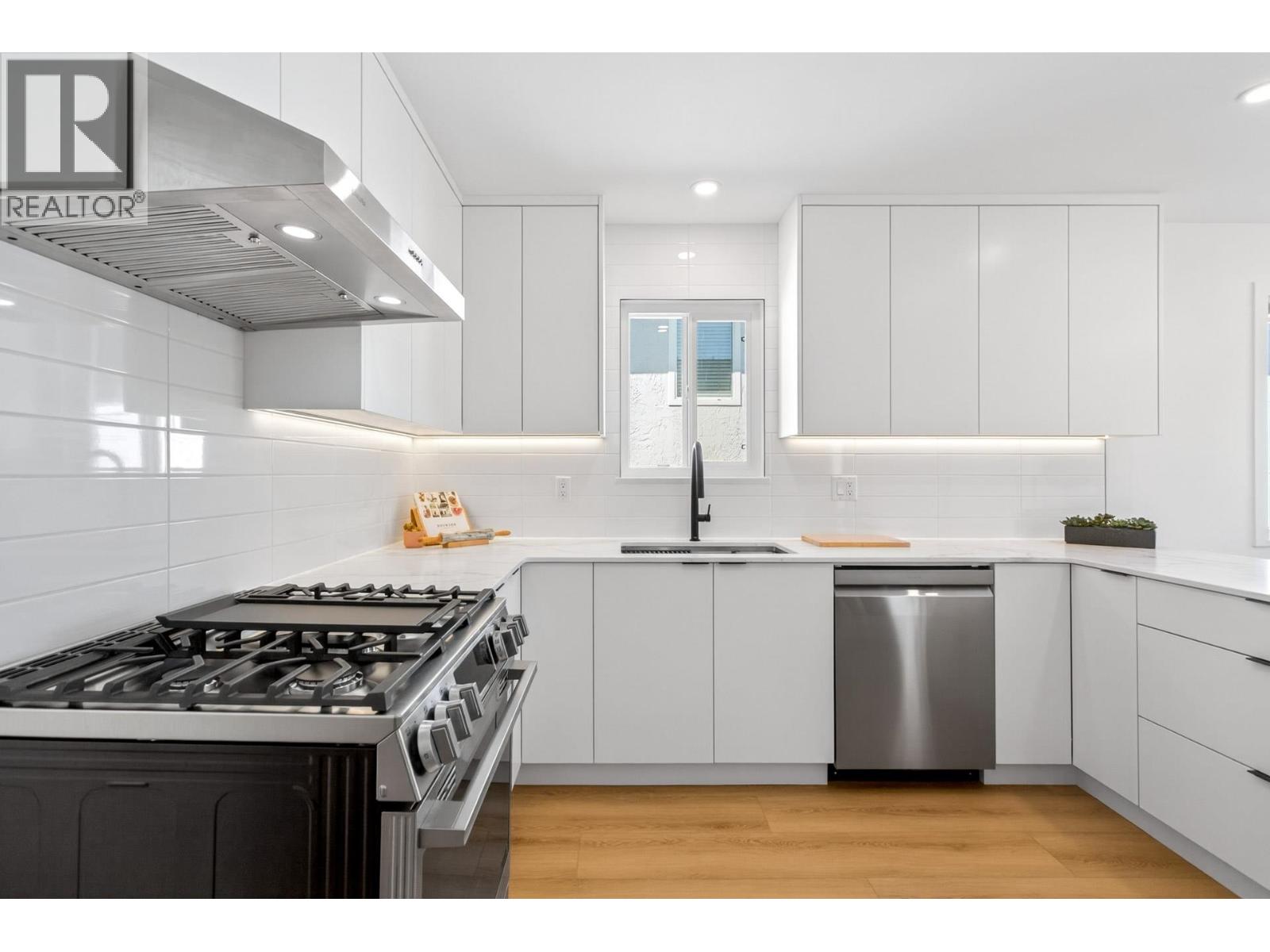 2085 Waverley Avenue, Vancouver, British Columbia  V5P 1R4 - Photo 11 - R3113704