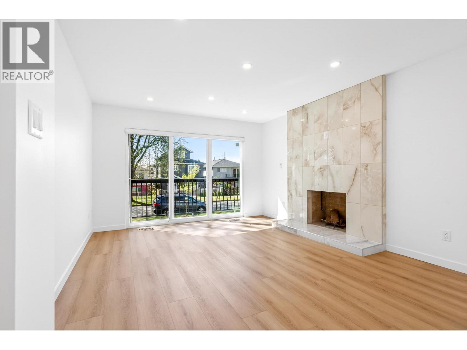 2085 Waverley Avenue, Vancouver, British Columbia  V5P 1R4 - Photo 3 - R3113704