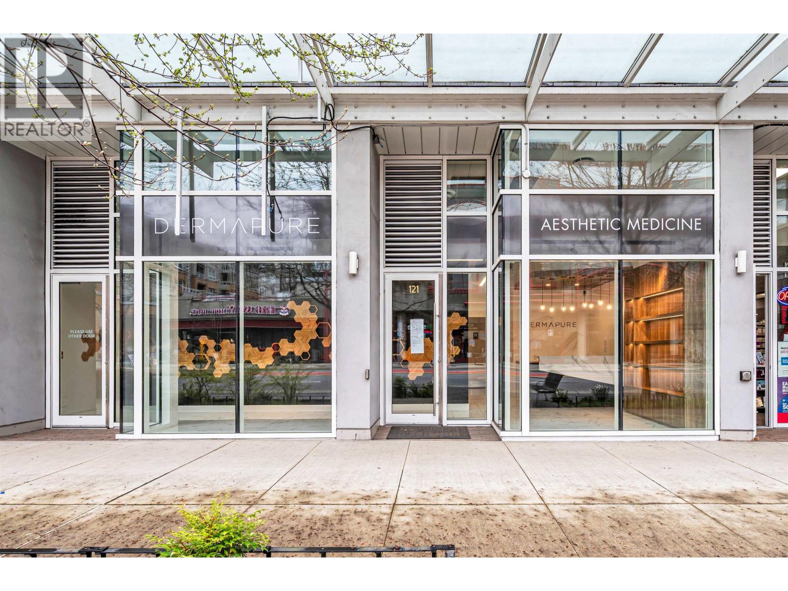 119 W Esplanade, North Vancouver, British Columbia  V7M 0G7 - Photo 2 - C8078064