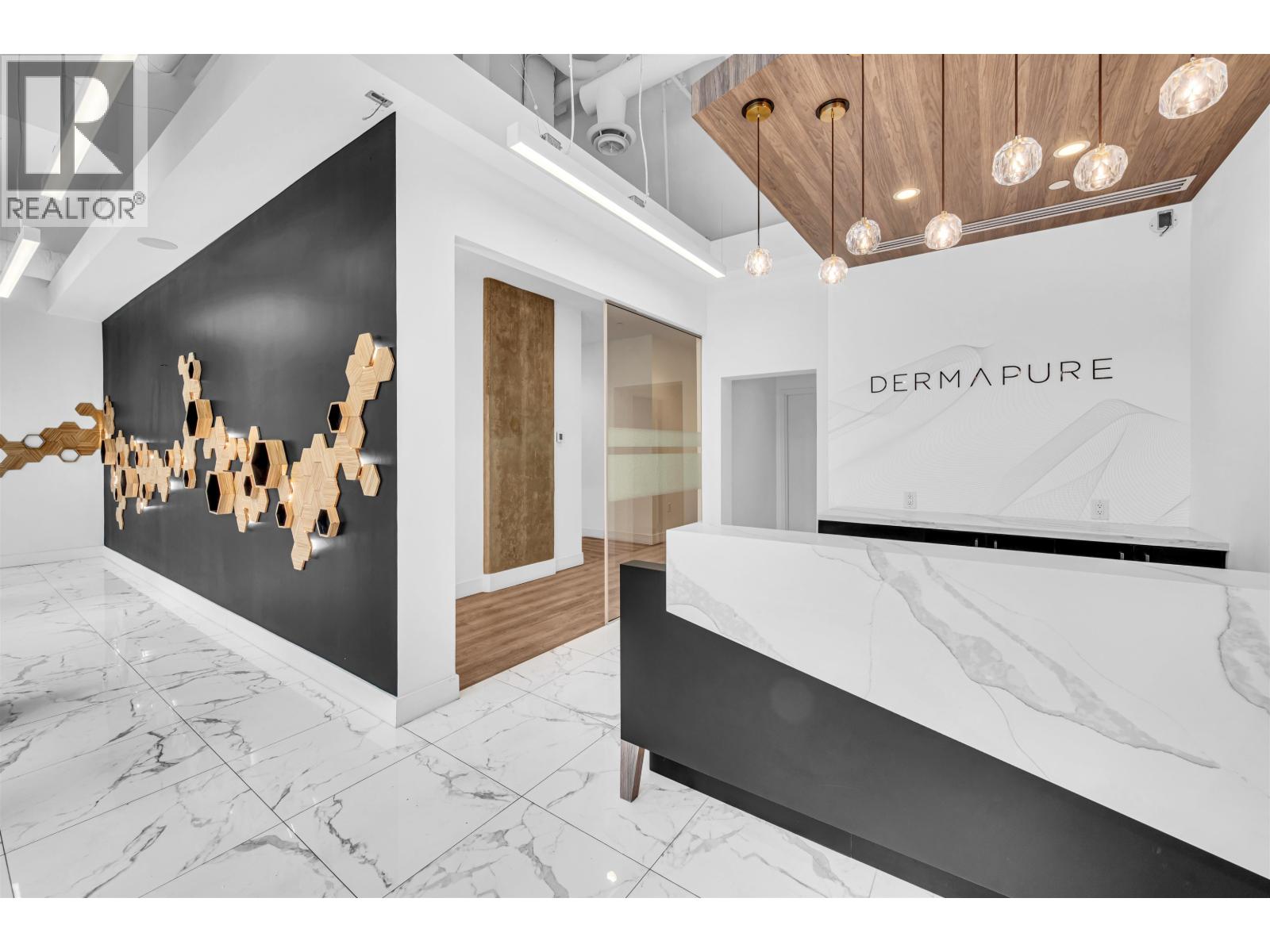 119 W Esplanade, North Vancouver, British Columbia  V7M 0G7 - Photo 3 - C8078064