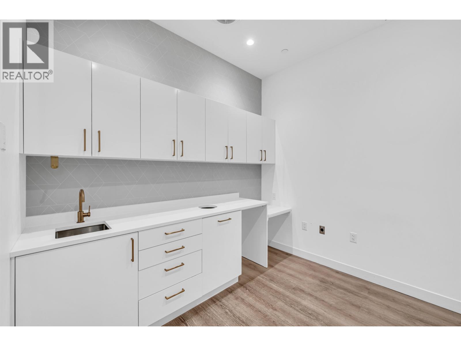 119 W Esplanade, North Vancouver, British Columbia  V7M 0G7 - Photo 5 - C8078064