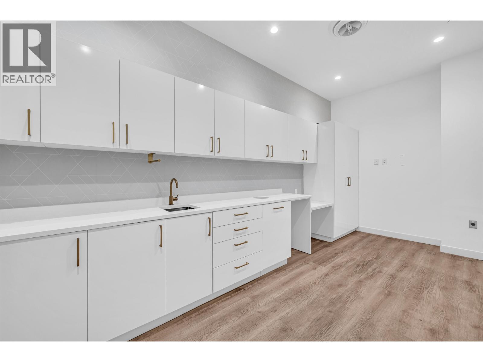 119 W Esplanade, North Vancouver, British Columbia  V7M 0G7 - Photo 8 - C8078064