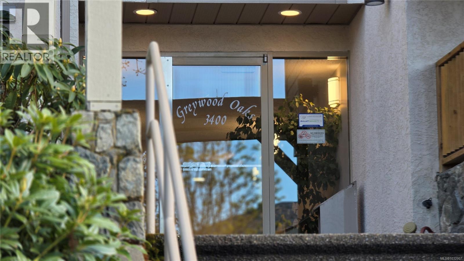 101 3400 Quadra St, Saanich, British Columbia  V8X 1G6 - Photo 2 - 1032907