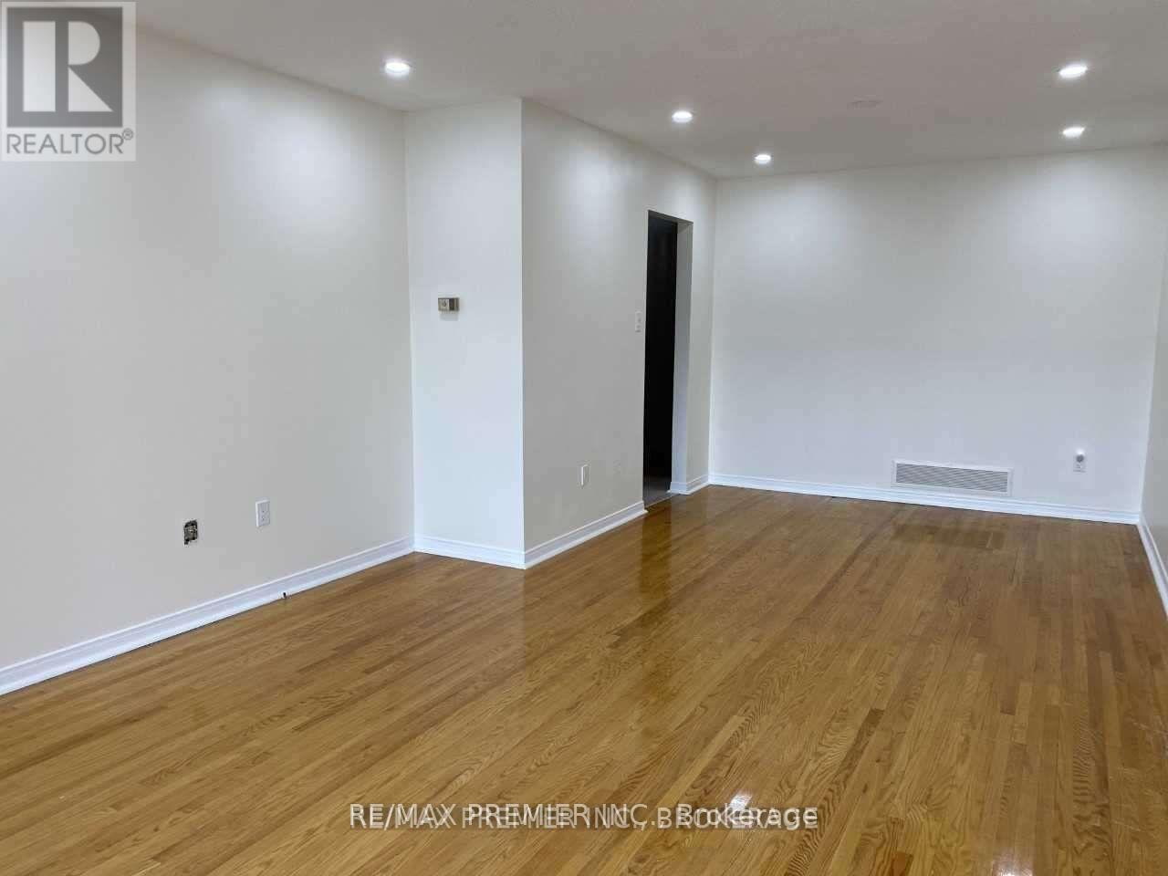 114 Sentinel Road, Toronto, Ontario  M3J 1S9 - Photo 4 - W12993516