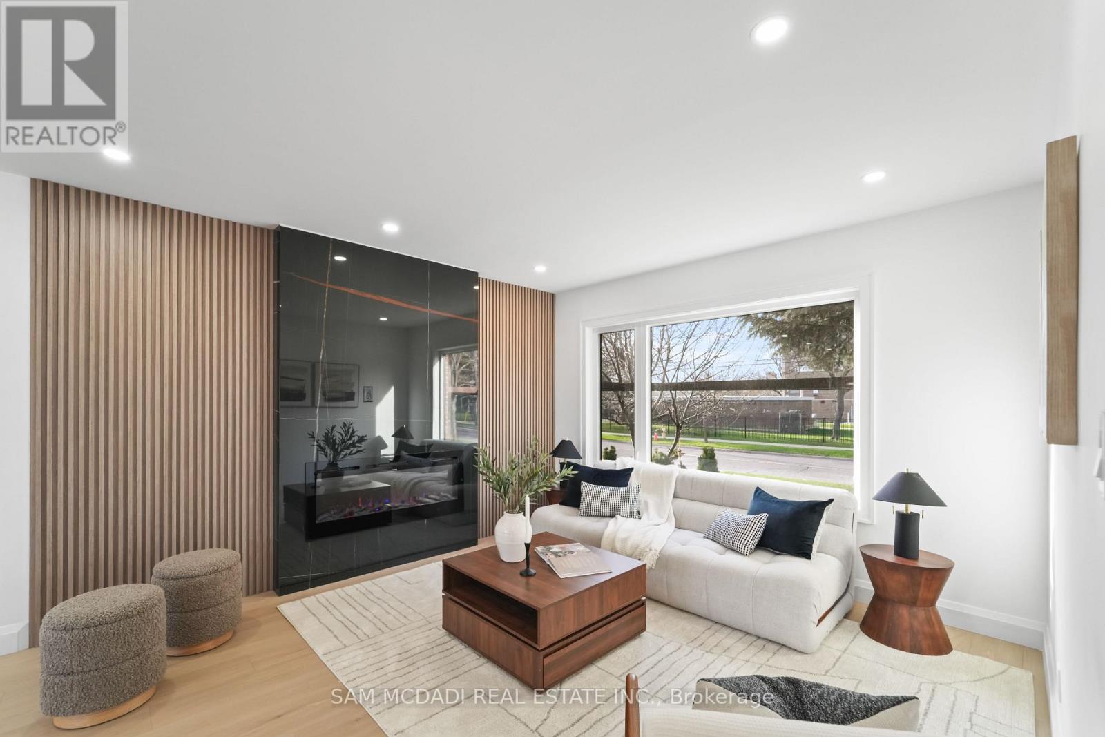 25 Falstaff Avenue, Toronto, Ontario  M6L 2C6 - Photo 10 - W13022820