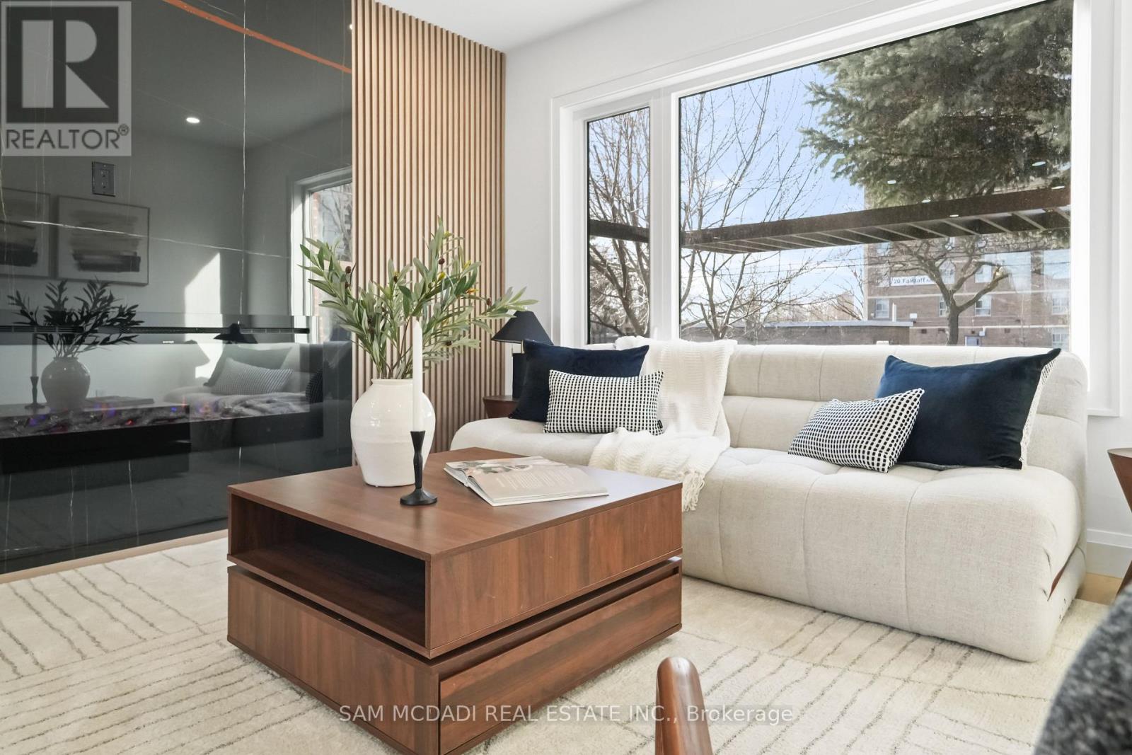 25 Falstaff Avenue, Toronto, Ontario  M6L 2C6 - Photo 11 - W13022820