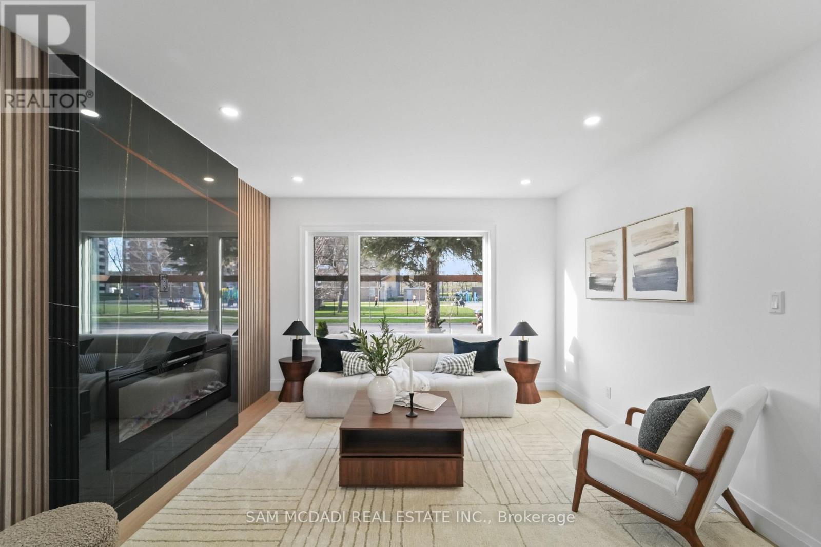 25 Falstaff Avenue, Toronto, Ontario  M6L 2C6 - Photo 12 - W13022820