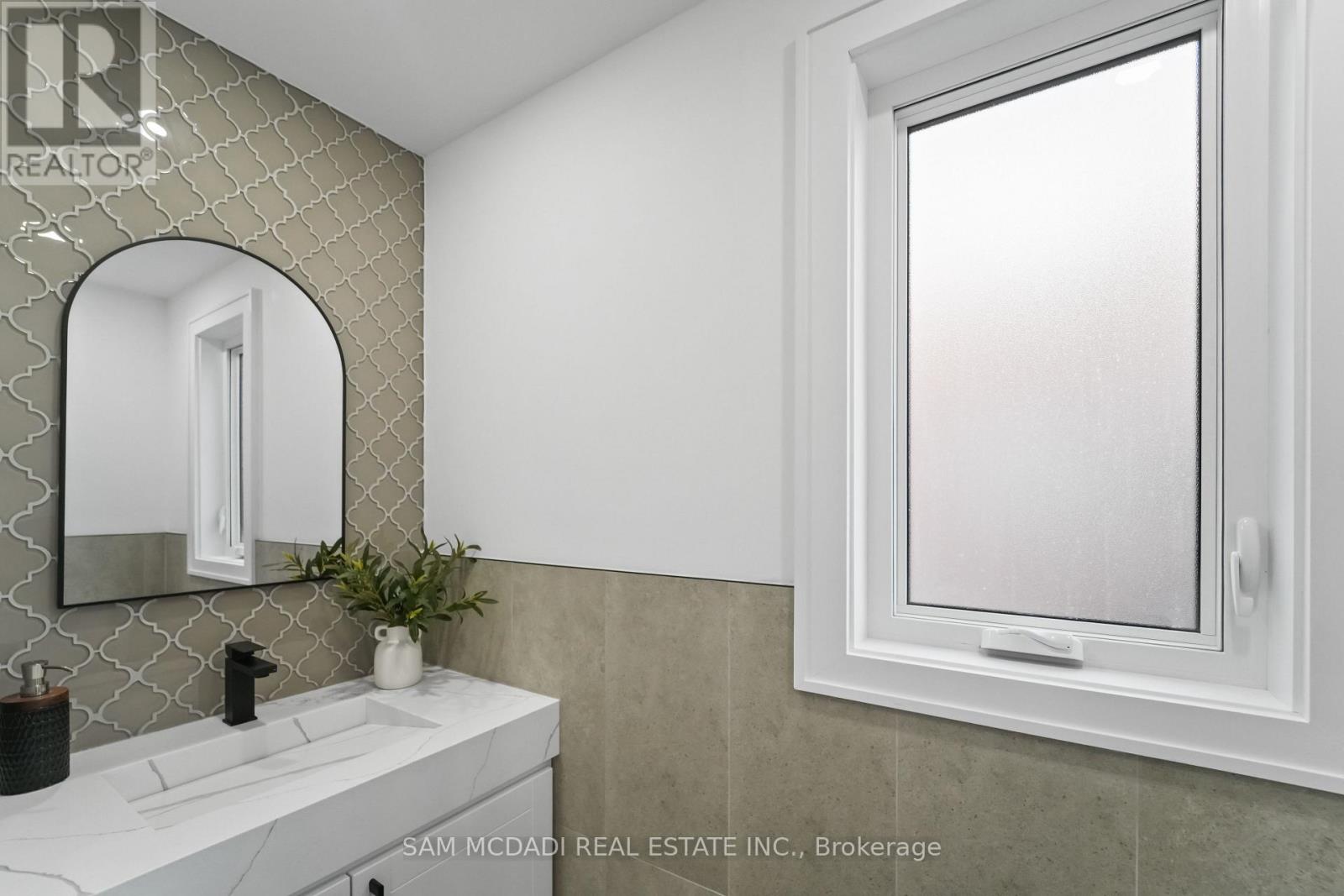 25 Falstaff Avenue, Toronto, Ontario  M6L 2C6 - Photo 13 - W13022820