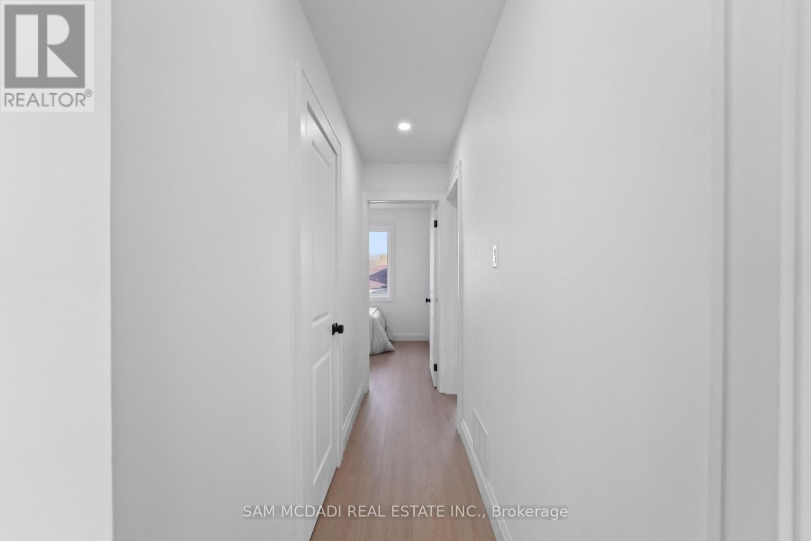 25 Falstaff Avenue, Toronto, Ontario  M6L 2C6 - Photo 18 - W13022820