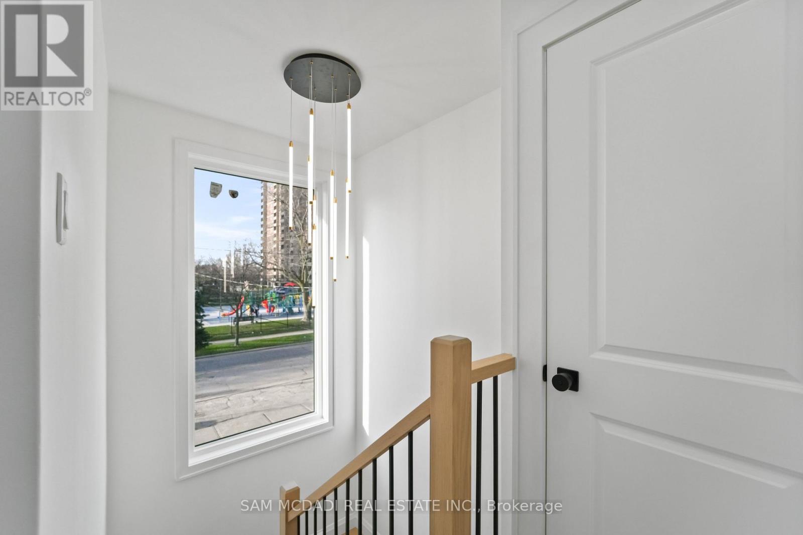 25 Falstaff Avenue, Toronto, Ontario  M6L 2C6 - Photo 22 - W13022820