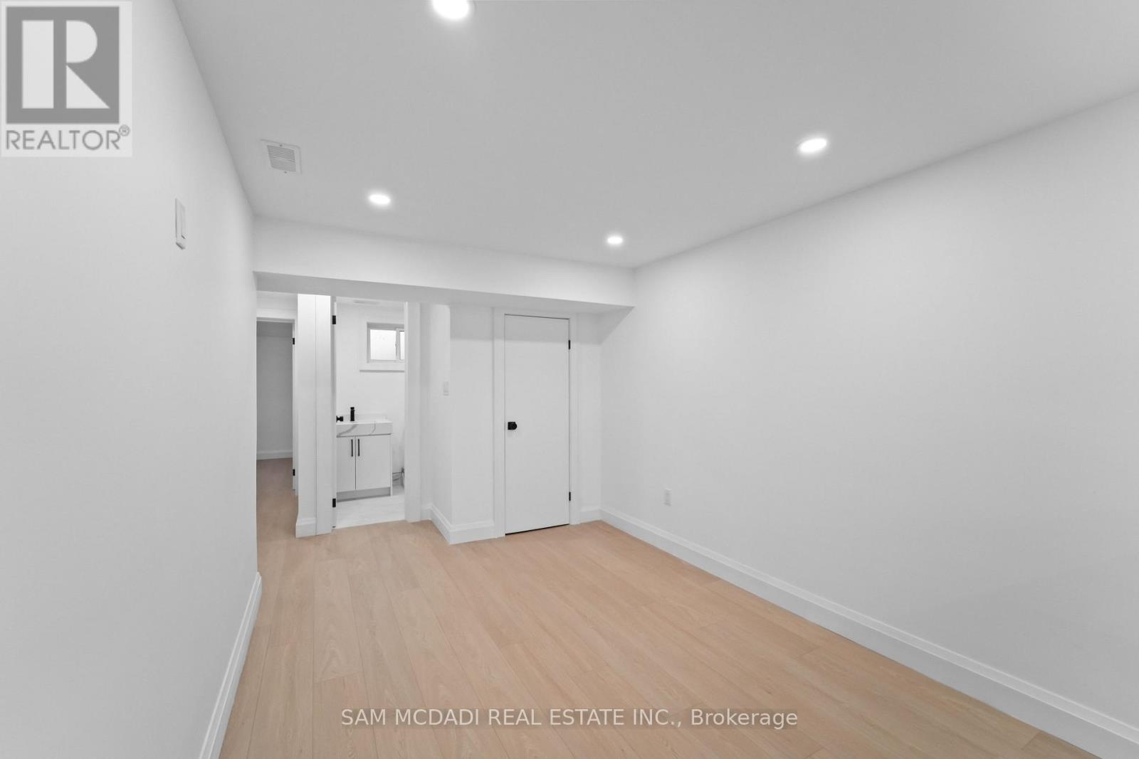 25 Falstaff Avenue, Toronto, Ontario  M6L 2C6 - Photo 23 - W13022820