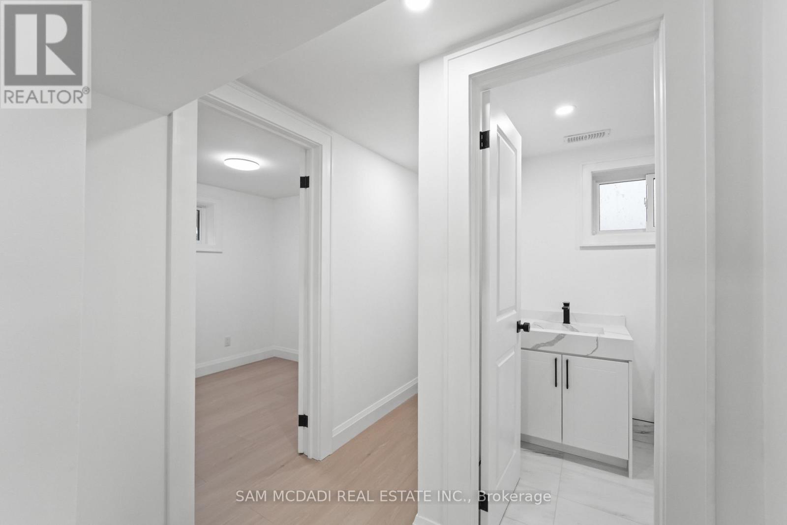 25 Falstaff Avenue, Toronto, Ontario  M6L 2C6 - Photo 24 - W13022820