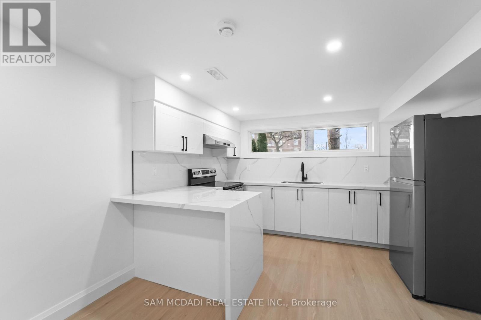 25 Falstaff Avenue, Toronto, Ontario  M6L 2C6 - Photo 28 - W13022820