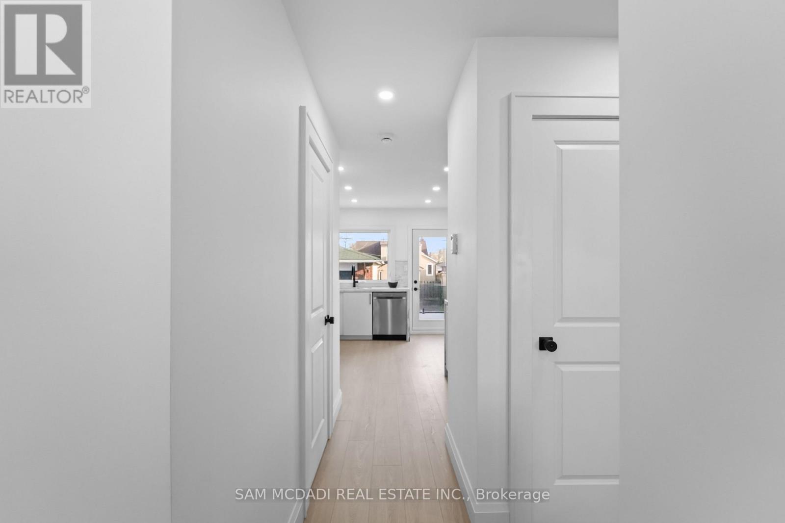 25 Falstaff Avenue, Toronto, Ontario  M6L 2C6 - Photo 3 - W13022820