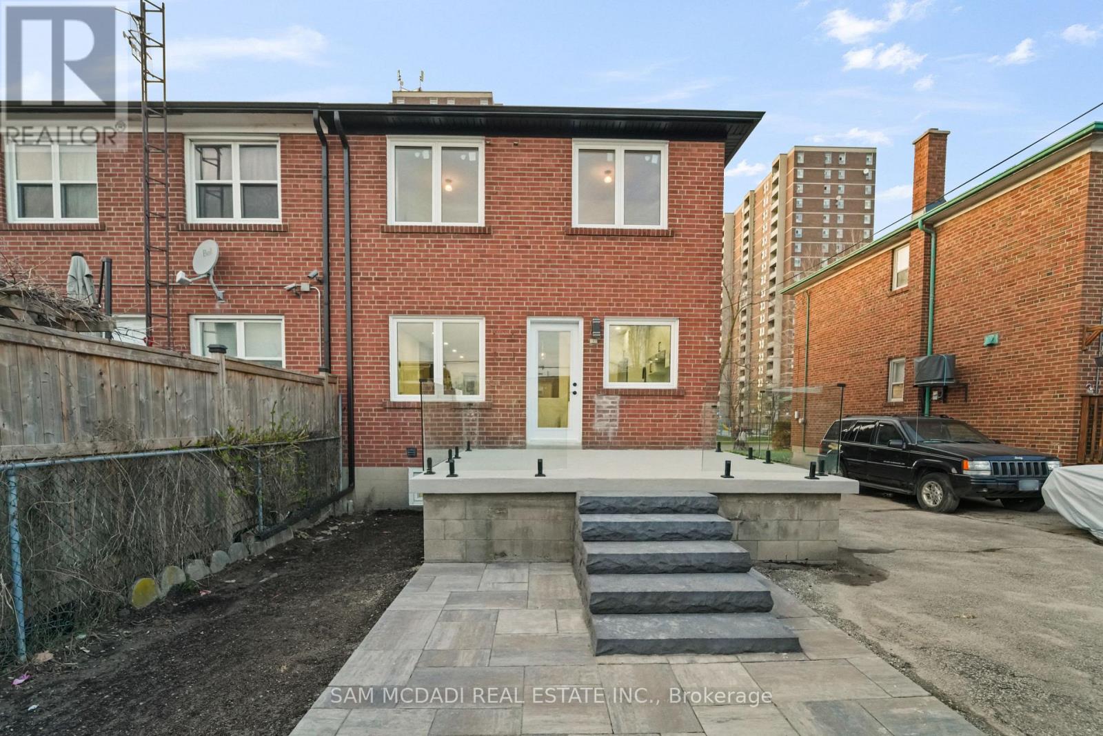 25 Falstaff Avenue, Toronto, Ontario  M6L 2C6 - Photo 31 - W13022820