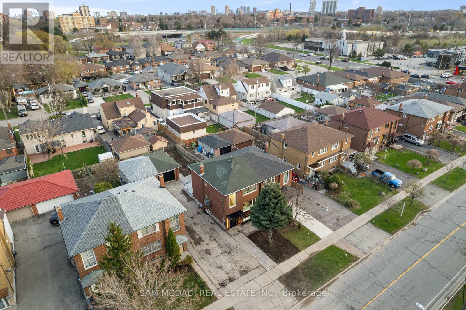 25 Falstaff Avenue, Toronto, Ontario  M6L 2C6 - Photo 32 - W13022820