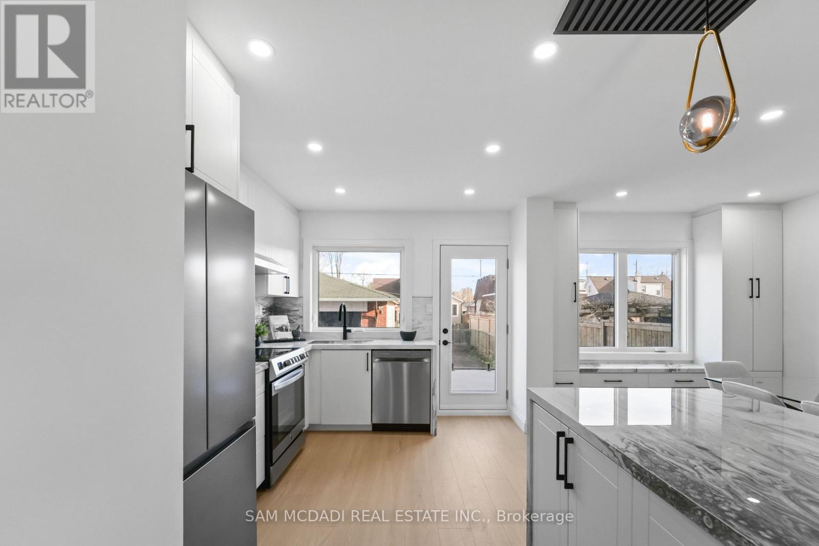 25 Falstaff Avenue, Toronto, Ontario  M6L 2C6 - Photo 4 - W13022820