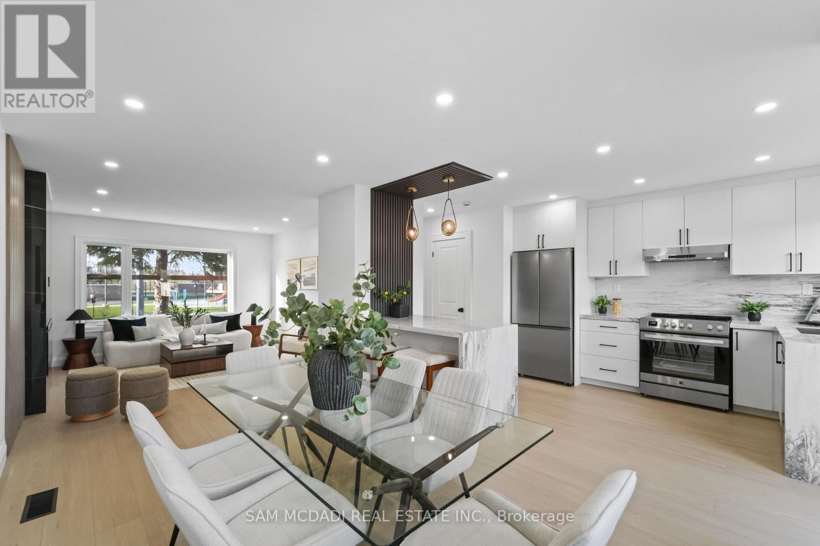 25 Falstaff Avenue, Toronto, Ontario  M6L 2C6 - Photo 9 - W13022820