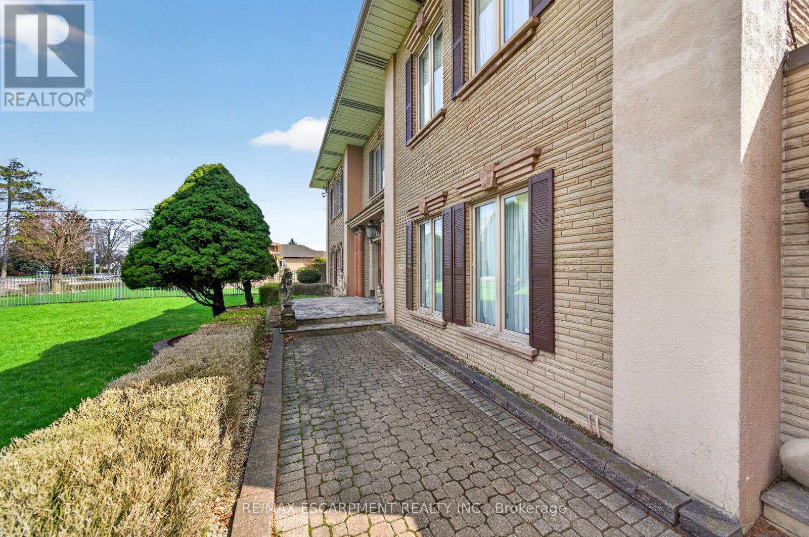 213 Stone Church Road W, Hamilton, Ontario  L9B 1A2 - Photo 3 - X13022810