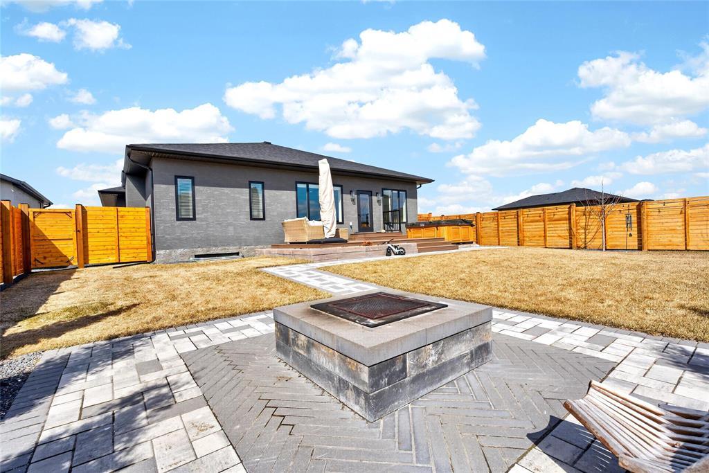 2 Murano Cove, Steinbach, Manitoba  R5G 2W1 - Photo 32 - 202607740
