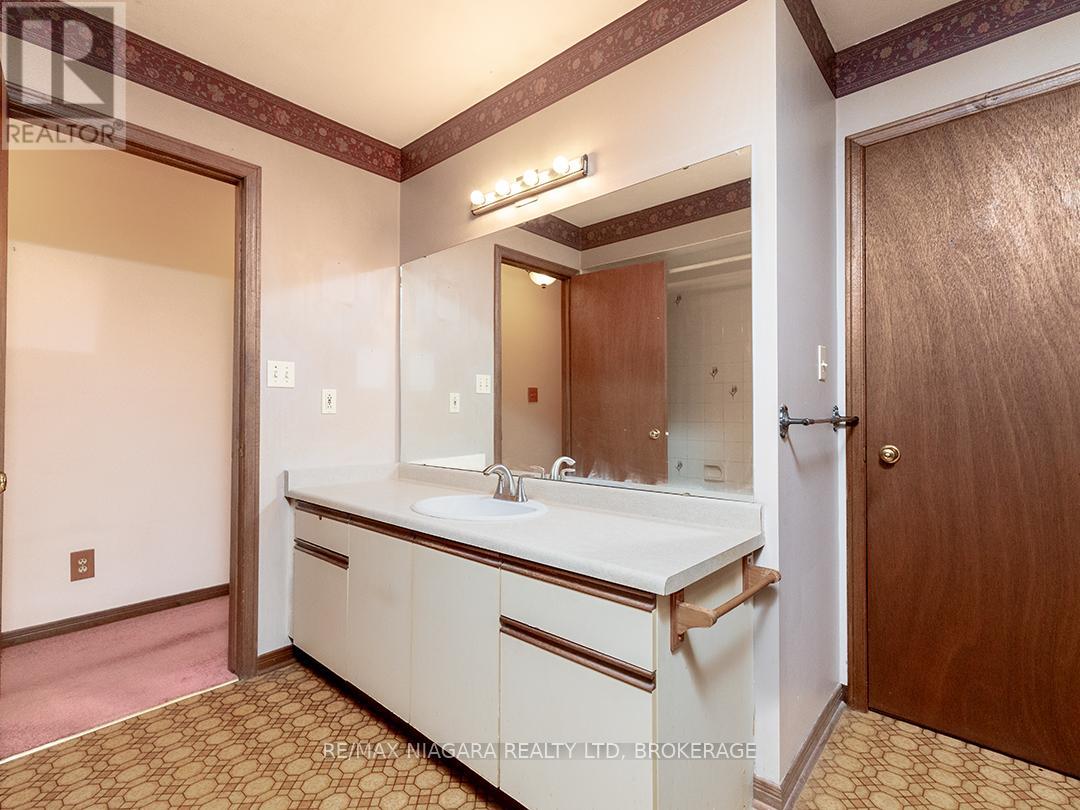 26 Lampman Crescent, Thorold, Ontario  L2V 4K7 - Photo 18 - X13022858