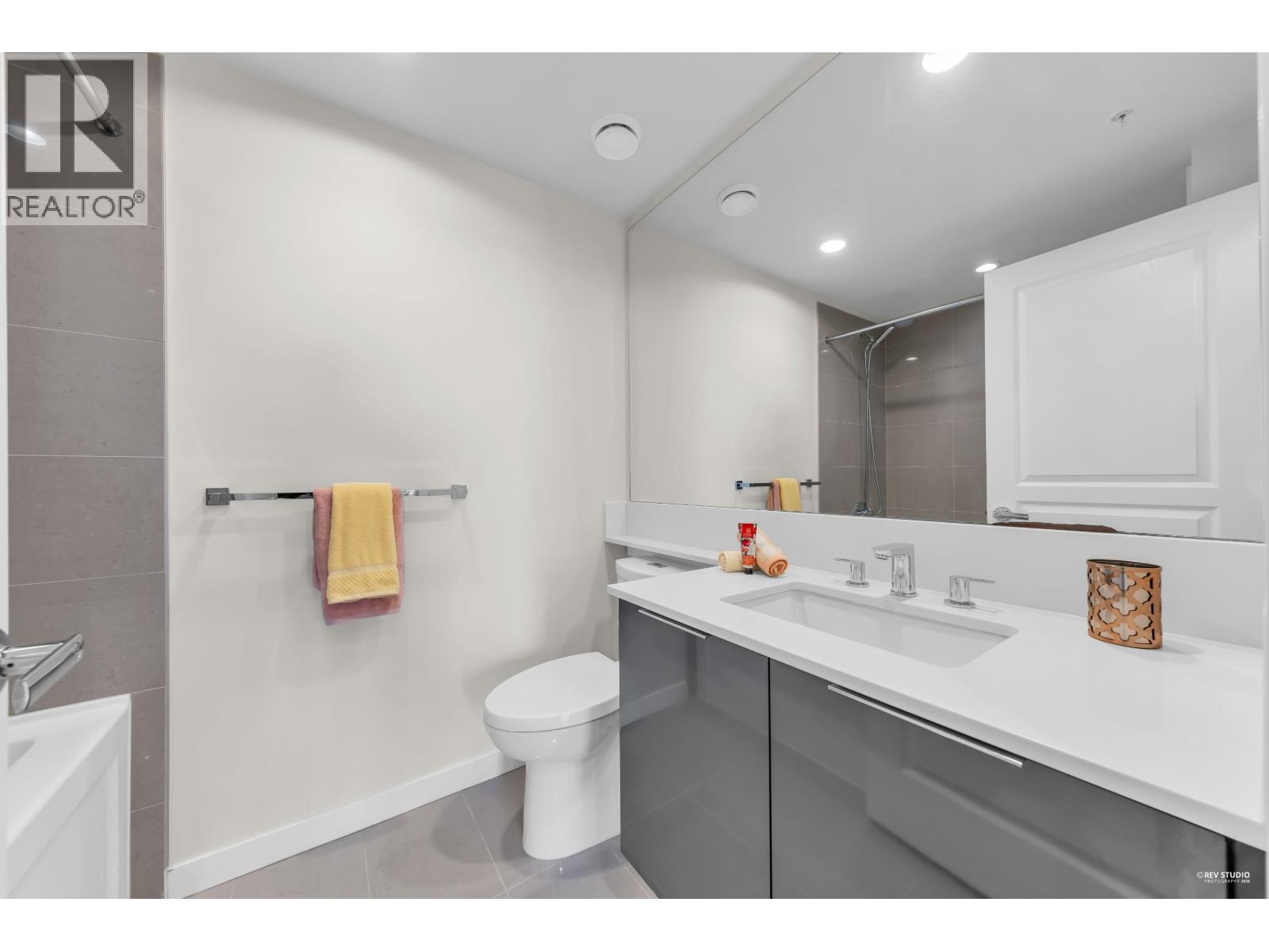 2404 3096 Windsor Gate, Coquitlam, British Columbia  V3B 0P4 - Photo 18 - R3113817