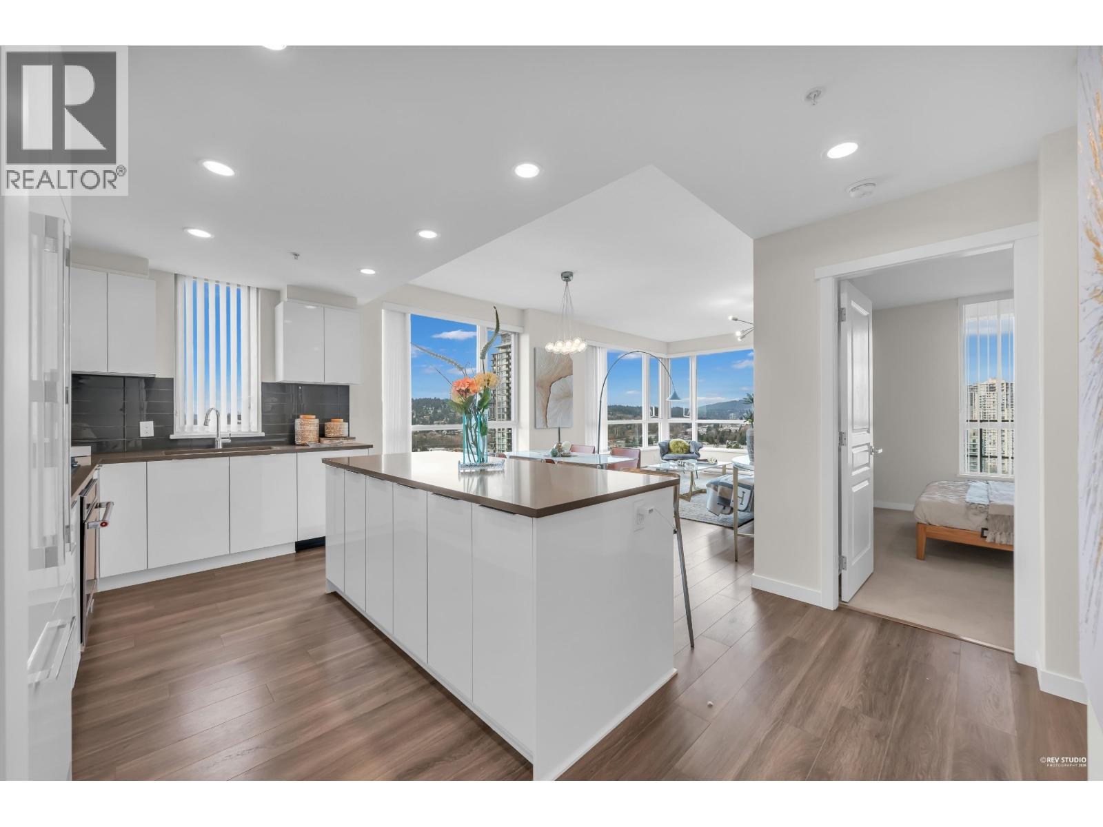 2404 3096 Windsor Gate, Coquitlam, British Columbia  V3B 0P4 - Photo 2 - R3113817