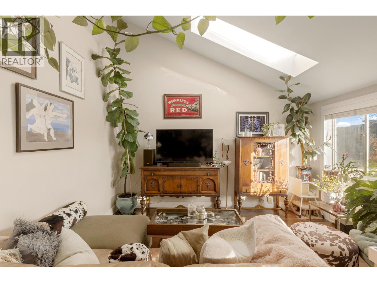 612 E 4th Street, North Vancouver, British Columbia  V7L 1J8 - Photo 2 - R3113788