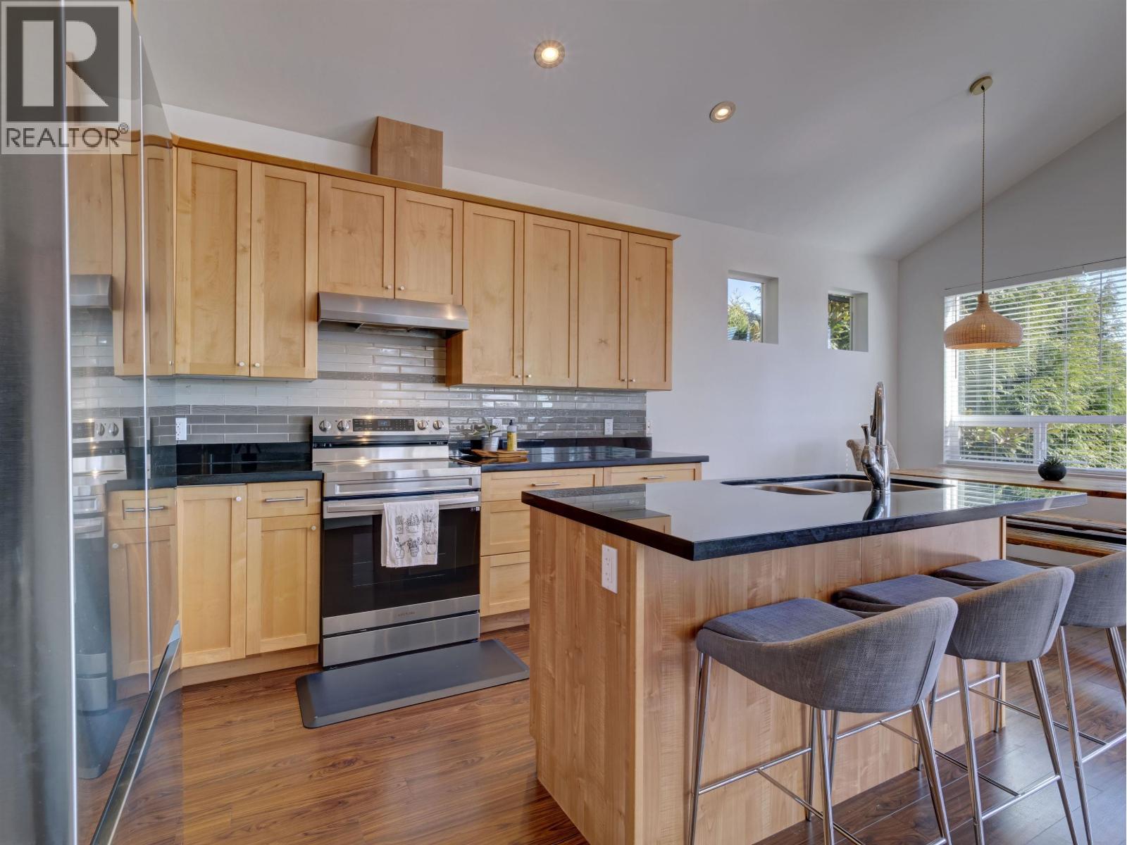 825 Bayview Heights Road, Gibsons, British Columbia  V0N 1V8 - Photo 11 - R3113835