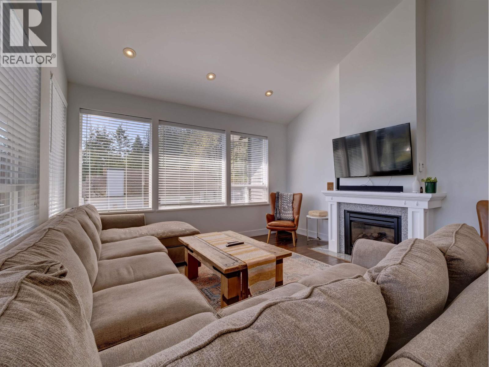 825 Bayview Heights Road, Gibsons, British Columbia  V0N 1V8 - Photo 2 - R3113835