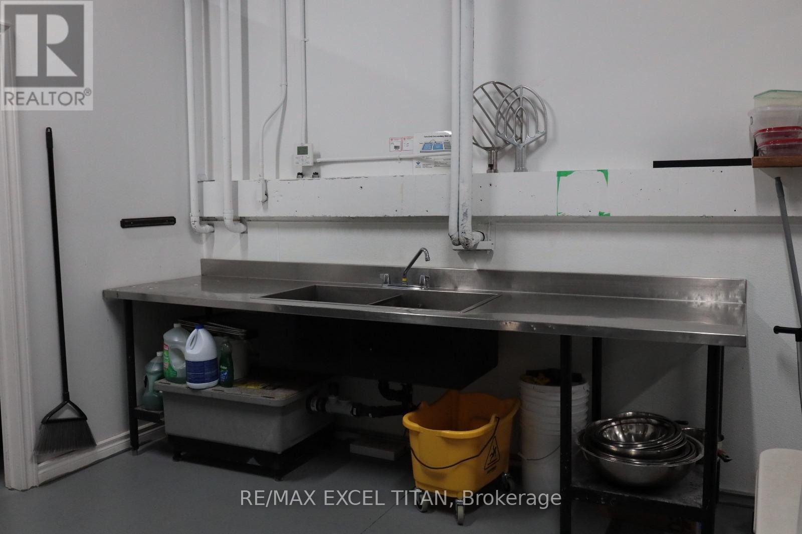 258a Sunview Street, Waterloo, Ontario  N2L 0H6 - Photo 4 - X13022862