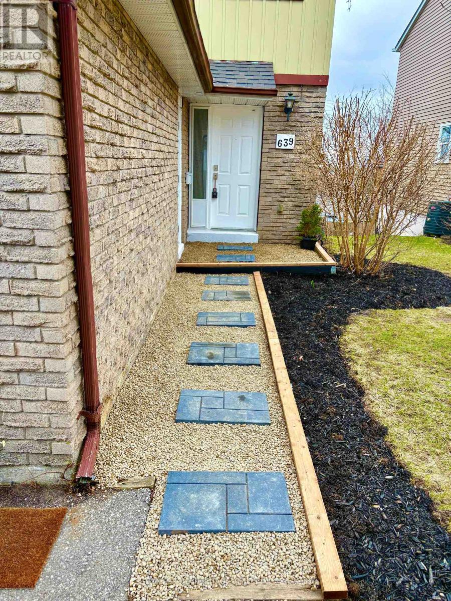 639 Down Crescent, Oshawa, Ontario  L1H 7X9 - Photo 4 - E12985650