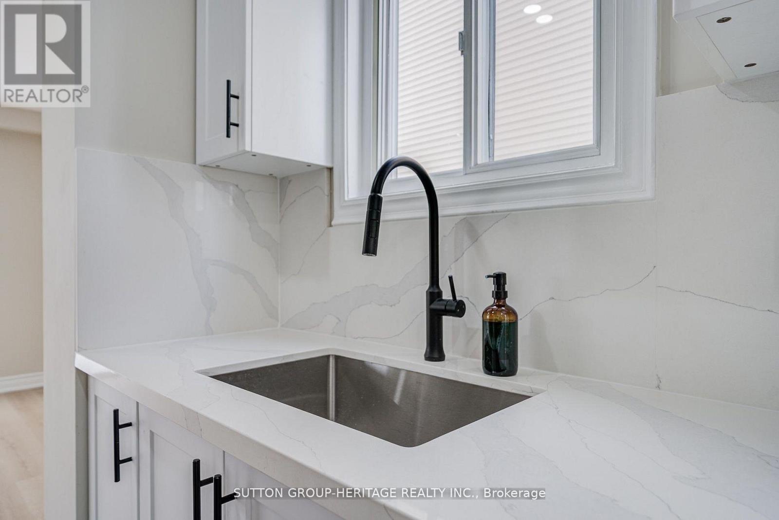 639 Down Crescent, Oshawa, Ontario  L1H 7X9 - Photo 8 - E12985650