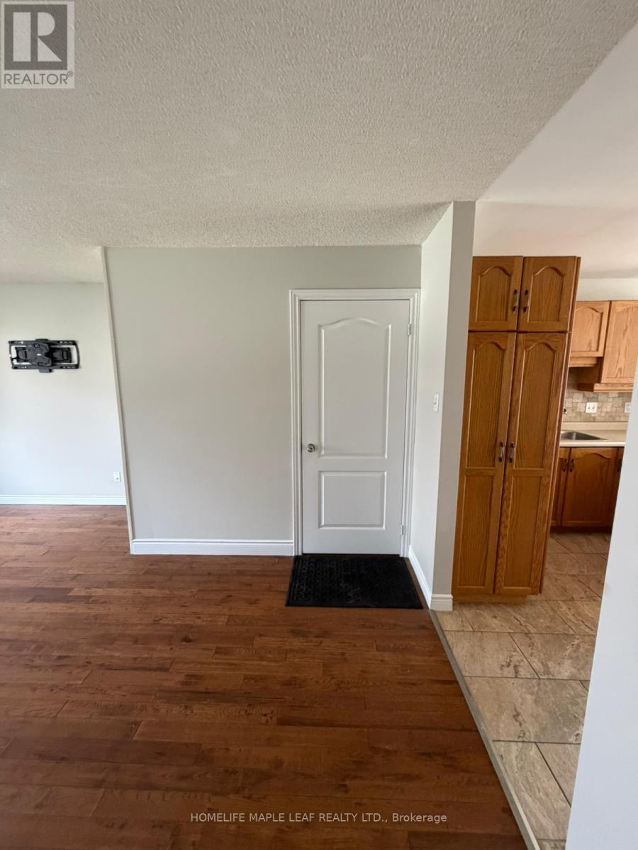 Upper - 14 Old Orchard Glen, Woodstock, Ontario  N4V 1G2 - Photo 8 - X12855798