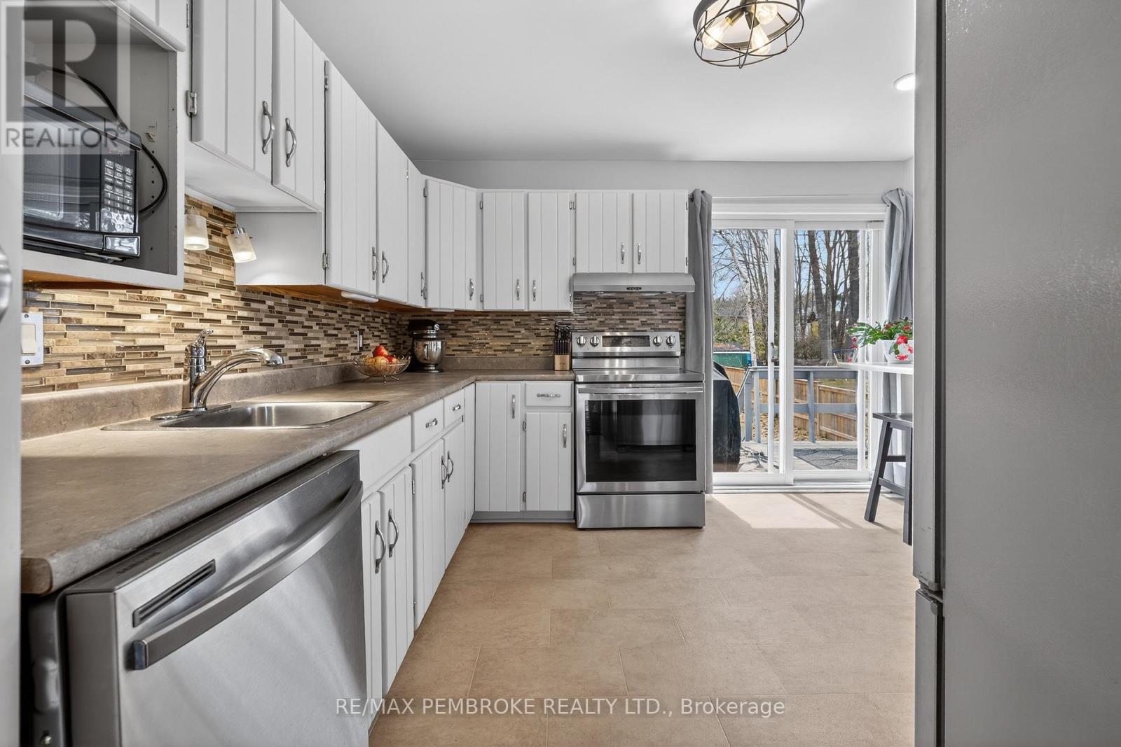 13 Point Crescent, Petawawa, Ontario  K8H 3G1 - Photo 13 - X13022884