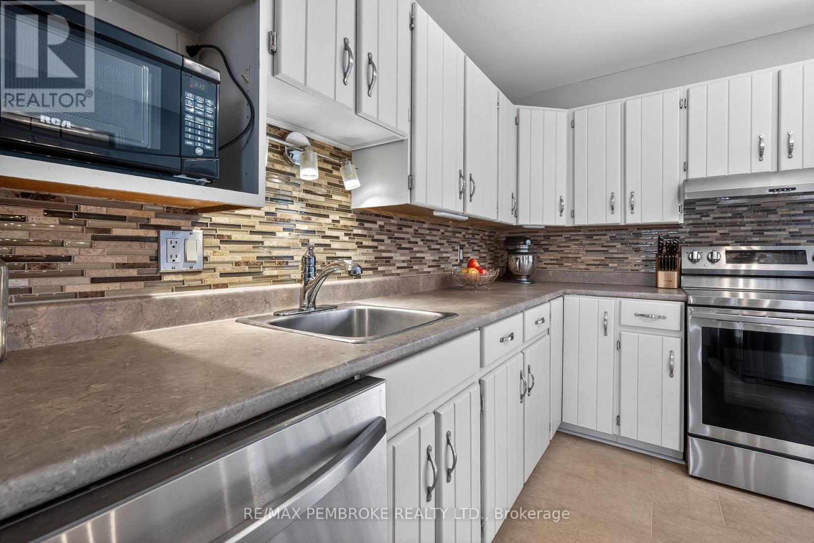 13 Point Crescent, Petawawa, Ontario  K8H 3G1 - Photo 14 - X13022884