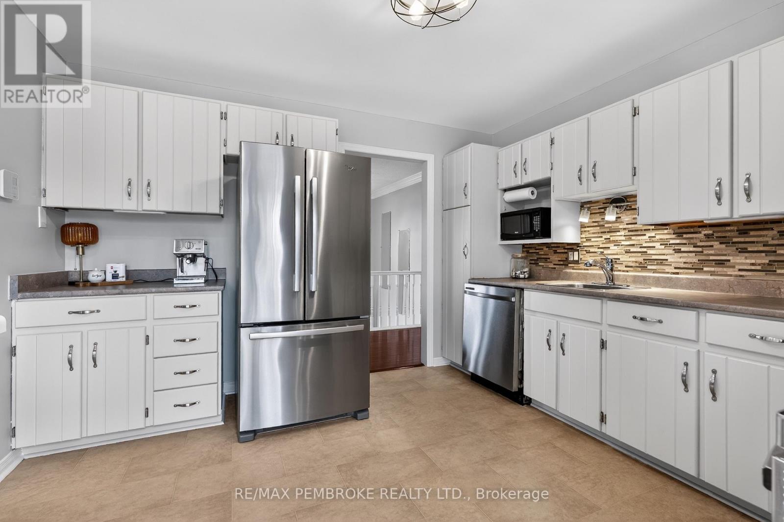 13 Point Crescent, Petawawa, Ontario  K8H 3G1 - Photo 15 - X13022884